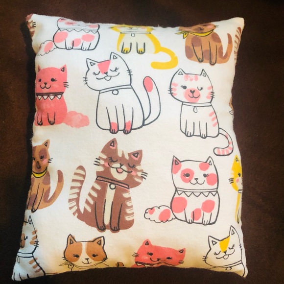Large Adorable Kitty Blanket and Pillow To Match 23”x31-1/2” Pillow 9”x11” - Picture 2 of 4